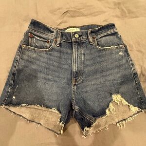Abercrombie & Fitch 4in Mom Jean Shorts high rise